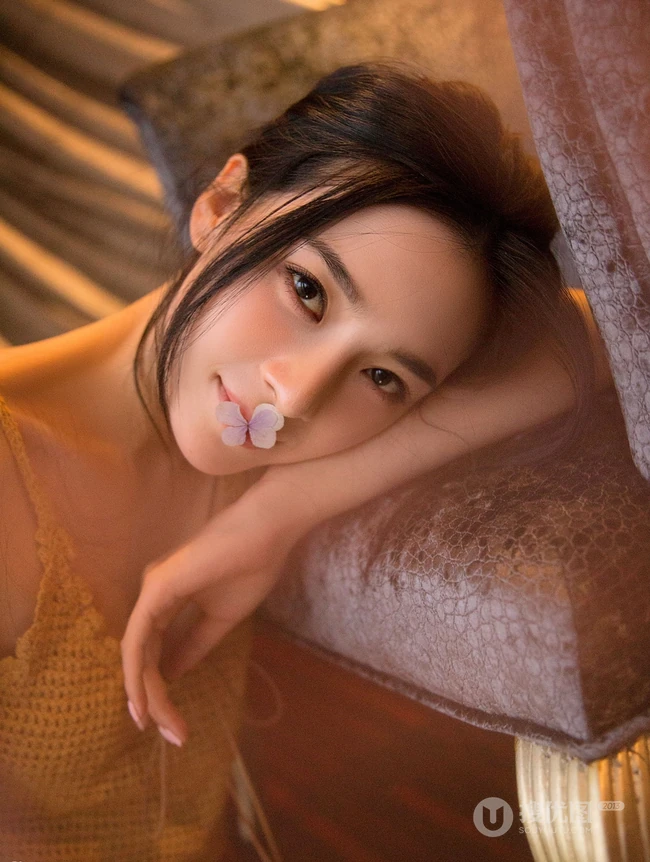 赵樱子口咬鲜花，身着紫色气质肩带睡衣室内柔美写真