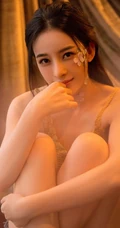 赵樱子口咬鲜花，身着紫色气质肩带睡衣室内柔美写真
