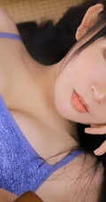 气质修身少女肩带背心搭白短裤室内写真图片