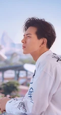 李现衬衫黑裤现身海洋馆帅气写真图片