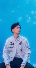 李现衬衫黑裤现身海洋馆帅气写真图片