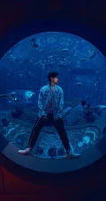 李现衬衫黑裤现身海洋馆帅气写真图片
