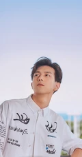 李现衬衫黑裤现身海洋馆帅气写真图片