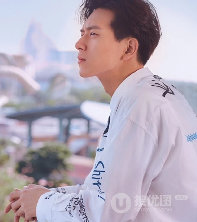 李现衬衫黑裤现身海洋馆帅气写真图片
