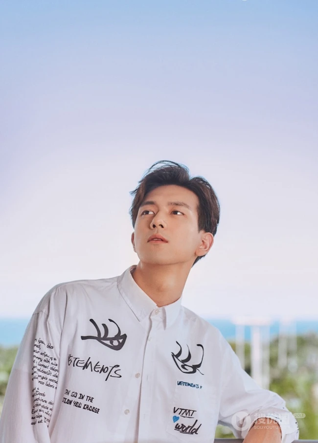 李现衬衫黑裤现身海洋馆帅气写真图片
