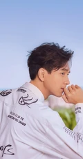 李现衬衫黑裤现身海洋馆帅气写真图片