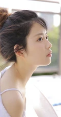 甜美可爱紧身背心热裤丸子头少女天台晾衣服写真图片