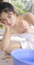 甜美可爱紧身背心热裤丸子头少女天台晾衣服写真图片