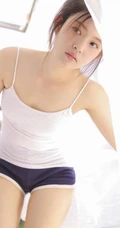 甜美可爱紧身背心热裤丸子头少女天台晾衣服写真图片