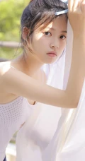 甜美可爱紧身背心热裤丸子头少女天台晾衣服写真图片