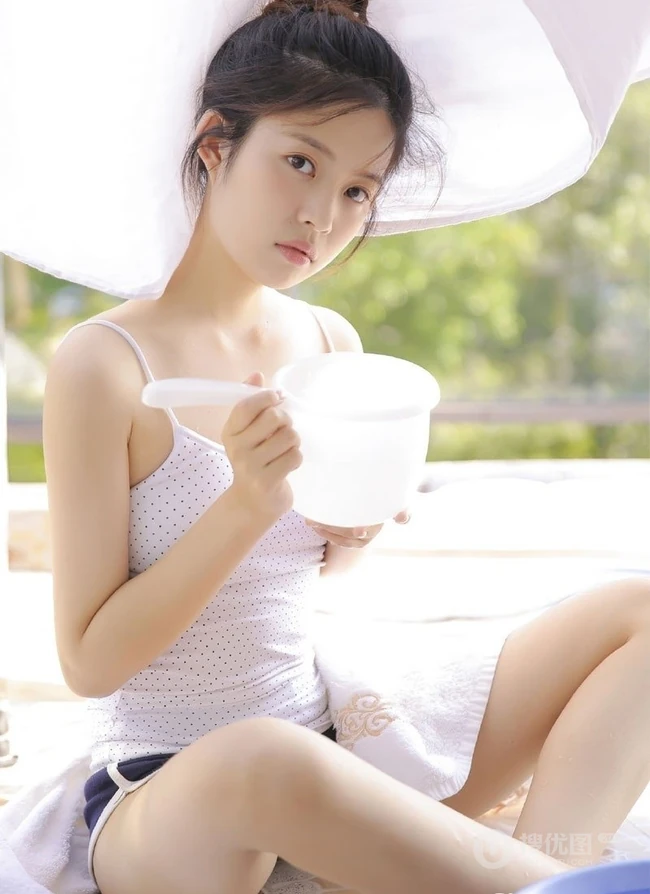 甜美可爱紧身背心热裤丸子头少女天台晾衣服写真图片