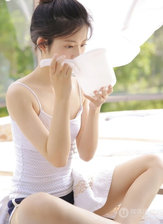 甜美可爱紧身背心热裤丸子头少女天台晾衣服写真图片