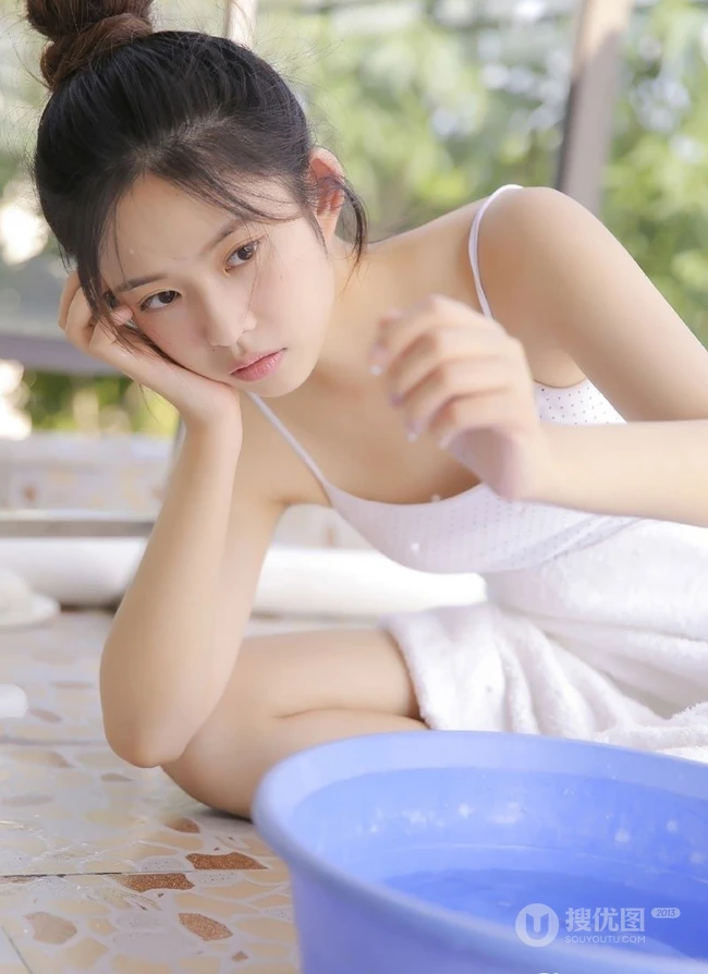 甜美可爱紧身背心热裤丸子头少女天台晾衣服写真图片