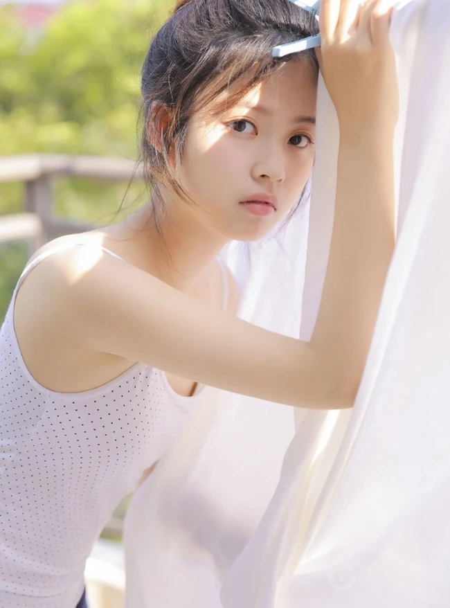 甜美可爱紧身背心热裤丸子头少女天台晾衣服写真图片