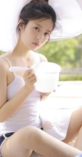 甜美可爱紧身背心热裤丸子头少女天台晾衣服写真图片