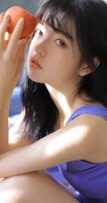 齐刘海少女佳人，手拿苹果，穿着背心短裤室内写真图片