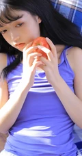 齐刘海少女佳人，手拿苹果，穿着背心短裤室内写真图片