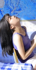 齐刘海少女佳人，手拿苹果，穿着背心短裤室内写真图片