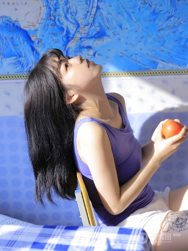 齐刘海少女佳人，手拿苹果，穿着背心短裤室内写真图片
