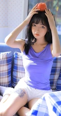 齐刘海少女佳人，手拿苹果，穿着背心短裤室内写真图片