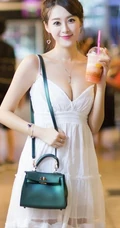 气质时尚女生王曼妮着V领白裙甜美匀称街拍照片图集