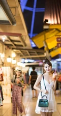 气质时尚女生王曼妮着V领白裙甜美匀称街拍照片图集