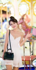 气质时尚女生王曼妮着V领白裙甜美匀称街拍照片图集