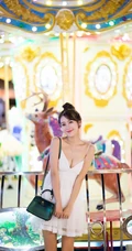 气质时尚女生王曼妮着V领白裙甜美匀称街拍照片图集