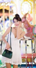 气质时尚女生王曼妮着V领白裙甜美匀称街拍照片图集