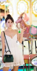 气质时尚女生王曼妮着V领白裙甜美匀称街拍照片图集