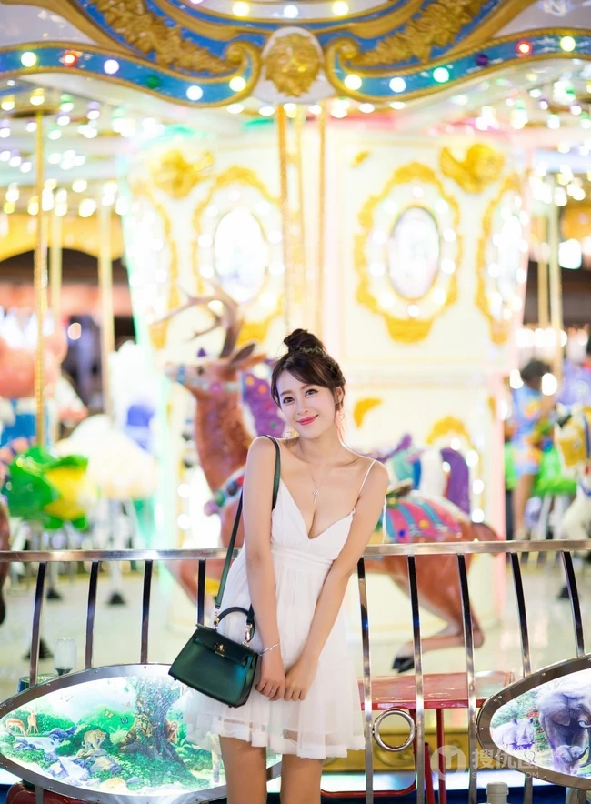 气质时尚女生王曼妮着V领白裙甜美匀称街拍照片图集