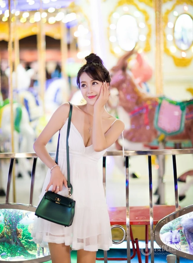气质时尚女生王曼妮着V领白裙甜美匀称街拍照片图集