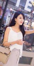 气质时尚女生王曼妮着V领白裙甜美匀称街拍照片图集