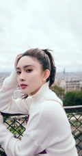 孟子义白色绣花针织衫搭牛仔短裙 清新甜美写真图片