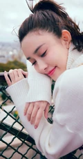 孟子义白色绣花针织衫搭牛仔短裙 清新甜美写真图片