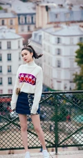 孟子义白色绣花针织衫搭牛仔短裙 清新甜美写真图片