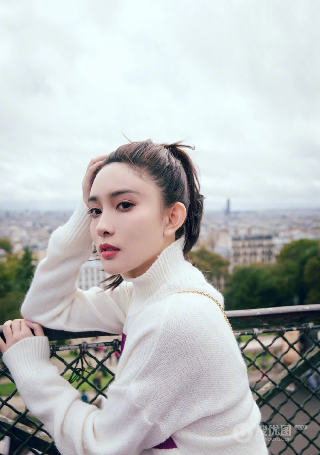 孟子义白色绣花针织衫搭牛仔短裙 清新甜美写真图片