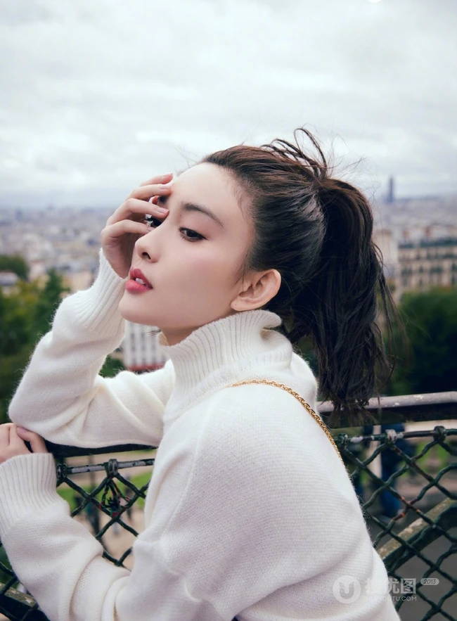 孟子义白色绣花针织衫搭牛仔短裙 清新甜美写真图片