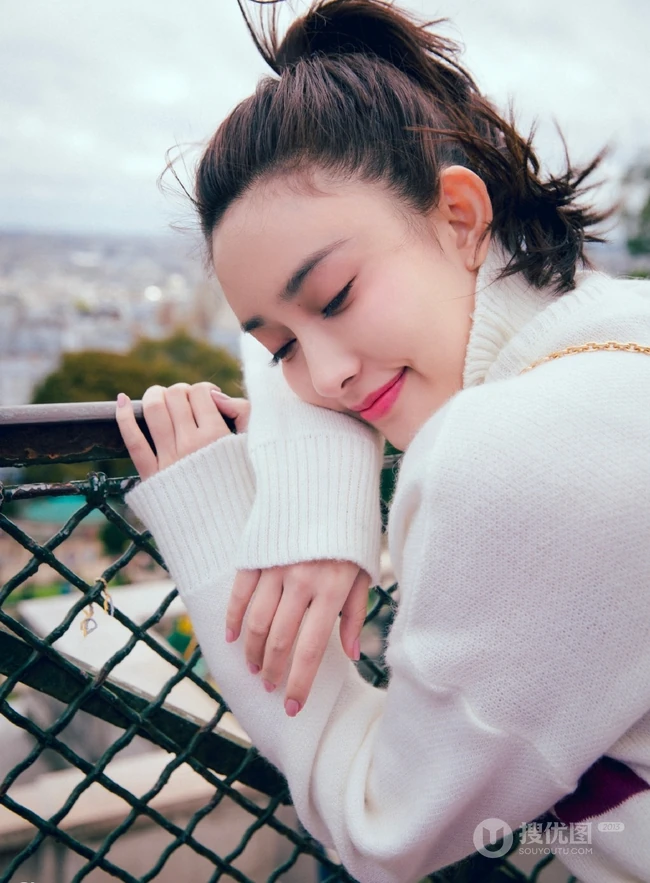 孟子义白色绣花针织衫搭牛仔短裙 清新甜美写真图片