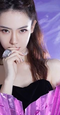 女生戚薇造型感十足爱心裙装亮相，搭配丸子头俏丽气质