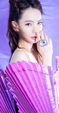 女生戚薇造型感十足爱心裙装亮相，搭配丸子头俏丽气质