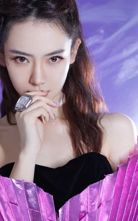 女生戚薇造型感十足爱心裙装亮相，搭配丸子头俏丽气质