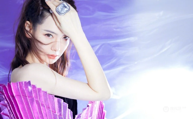 女生戚薇造型感十足爱心裙装亮相，搭配丸子头俏丽气质
