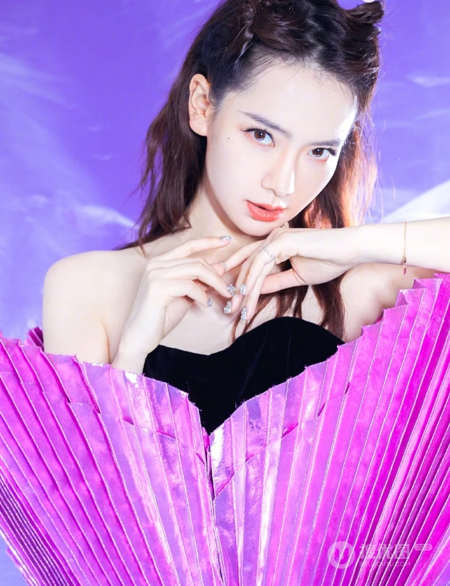 女生戚薇造型感十足爱心裙装亮相，搭配丸子头俏丽气质