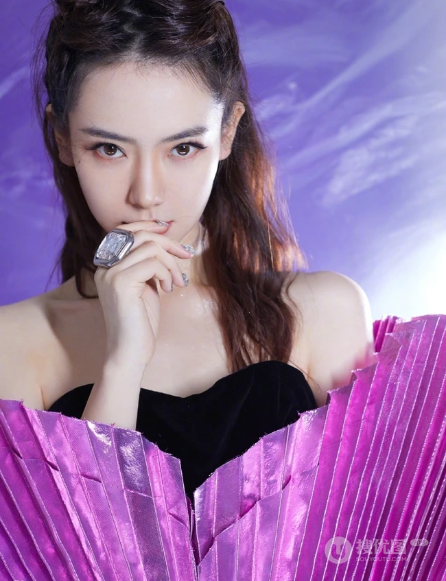 女生戚薇造型感十足爱心裙装亮相，搭配丸子头俏丽气质