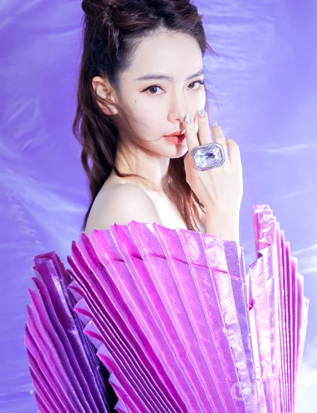 女生戚薇造型感十足爱心裙装亮相，搭配丸子头俏丽气质