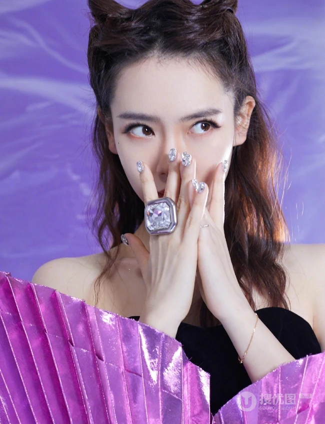 女生戚薇造型感十足爱心裙装亮相，搭配丸子头俏丽气质