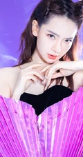 女生戚薇造型感十足爱心裙装亮相，搭配丸子头俏丽气质