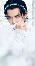 吴亦凡白色系梦幻宣传写真大片，头戴发箍个性十足
