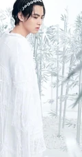 吴亦凡白色系梦幻宣传写真大片，头戴发箍个性十足